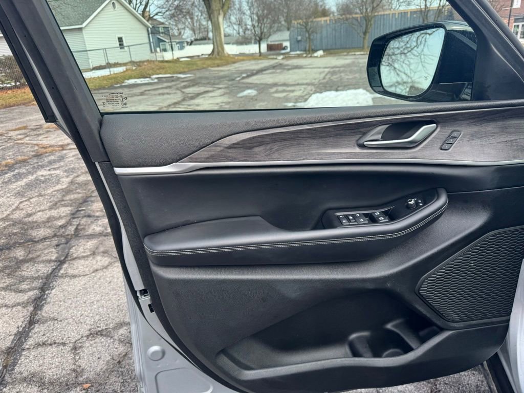 Used 2024 Jeep Grand Cherokee L Limited w/ Luxury Tech Group II image 17