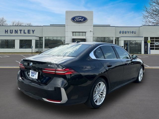 Used 2025 BMW 530i xDrive AWD/4WD image 3