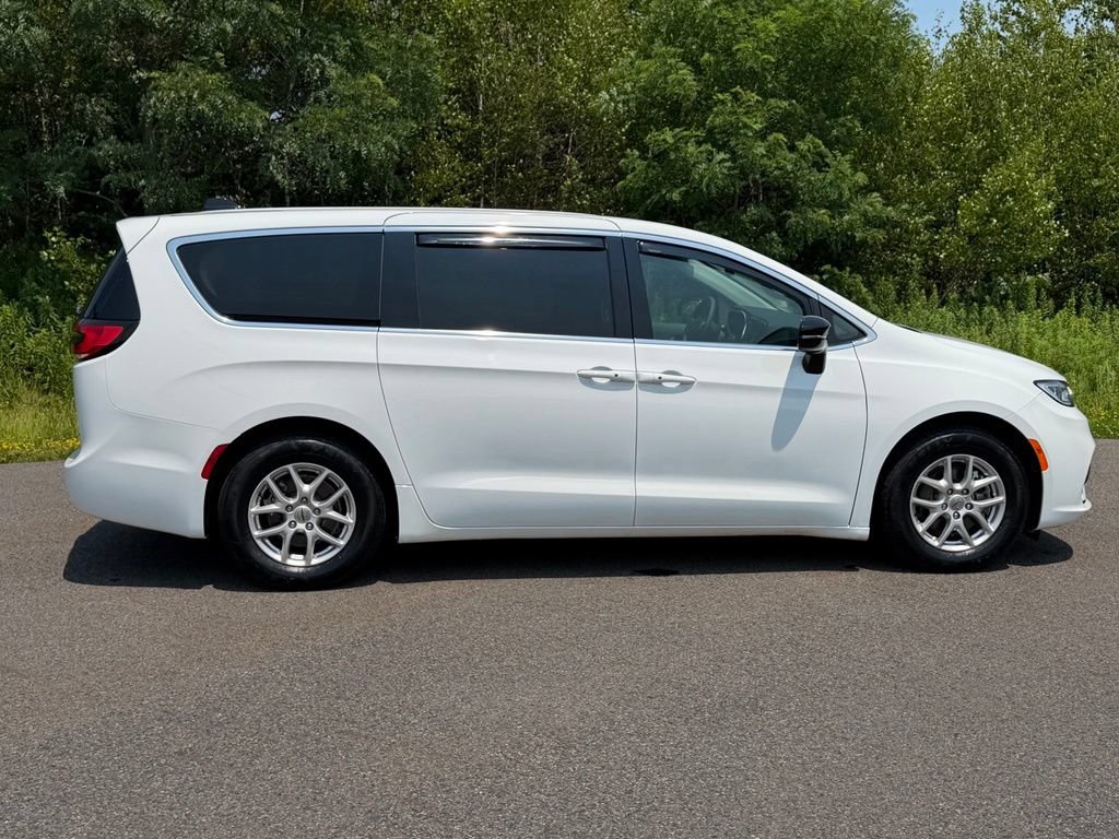 Used 2024 Chrysler Pacifica Touring-L FWD image 28