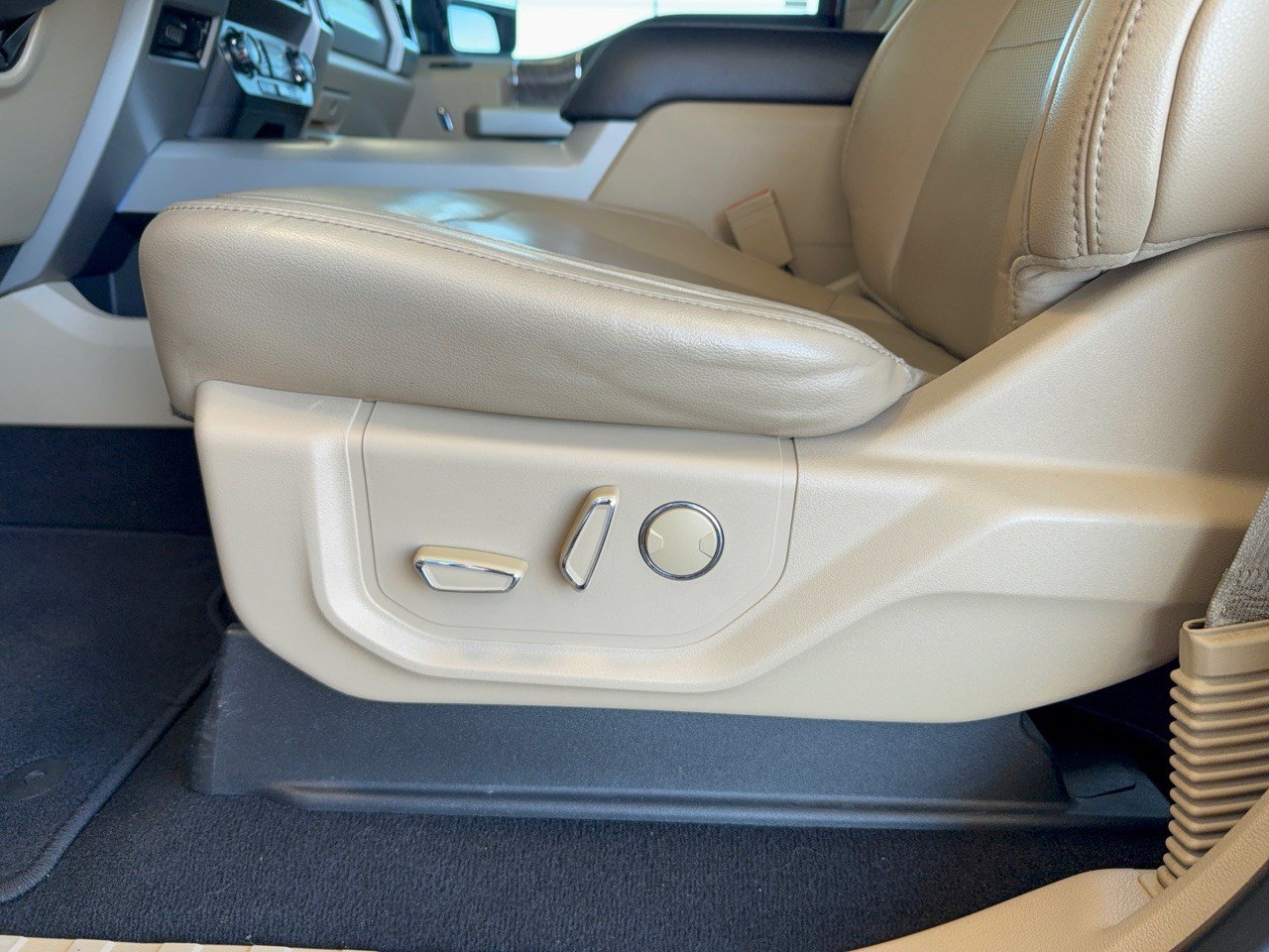 Certified 2019 Ford F250 Lariat w/ Lariat Value Package AWD/4WD image 16