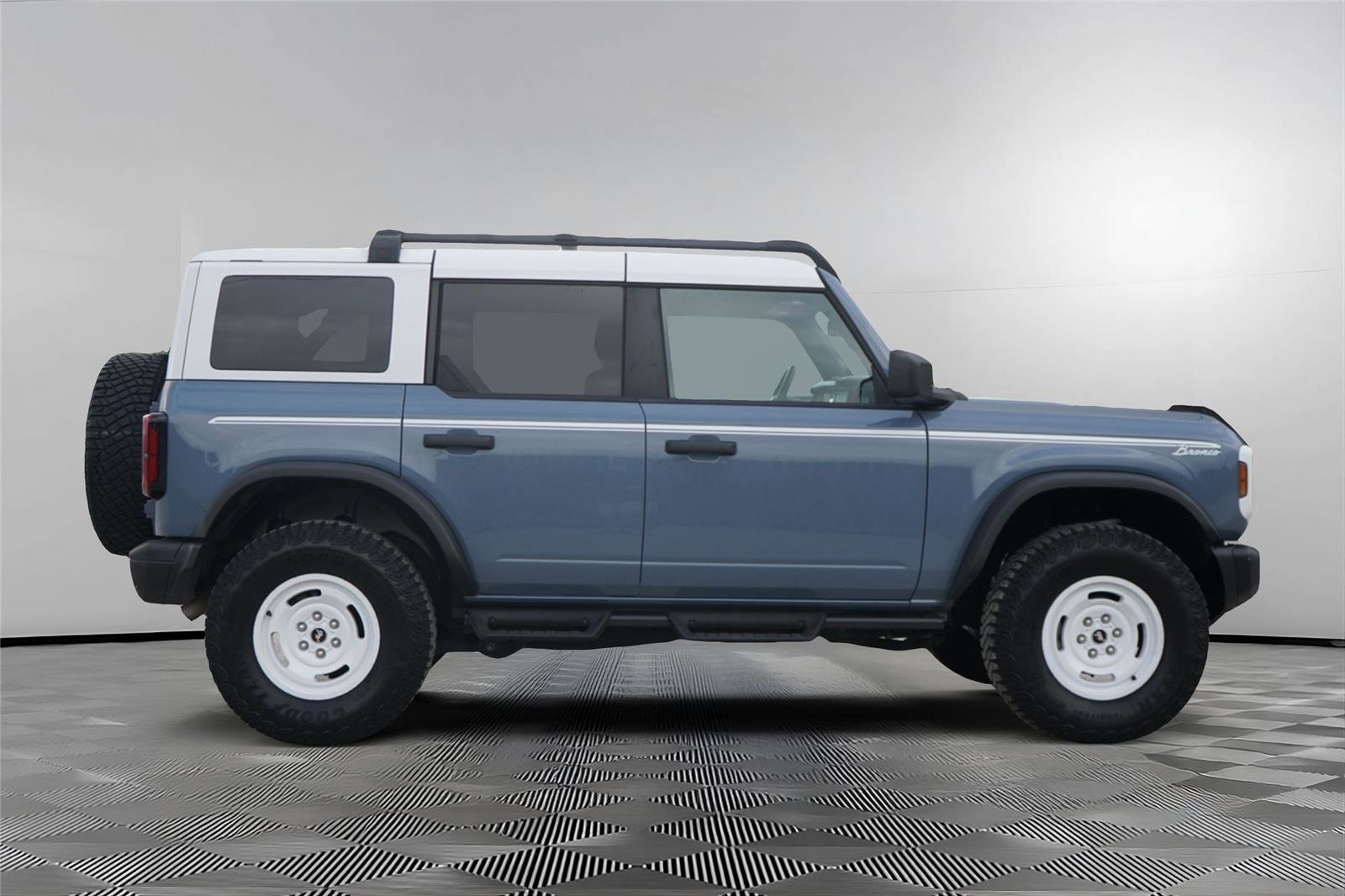 Certified 2023 Ford Bronco Heritage Edition AWD/4WD image 4