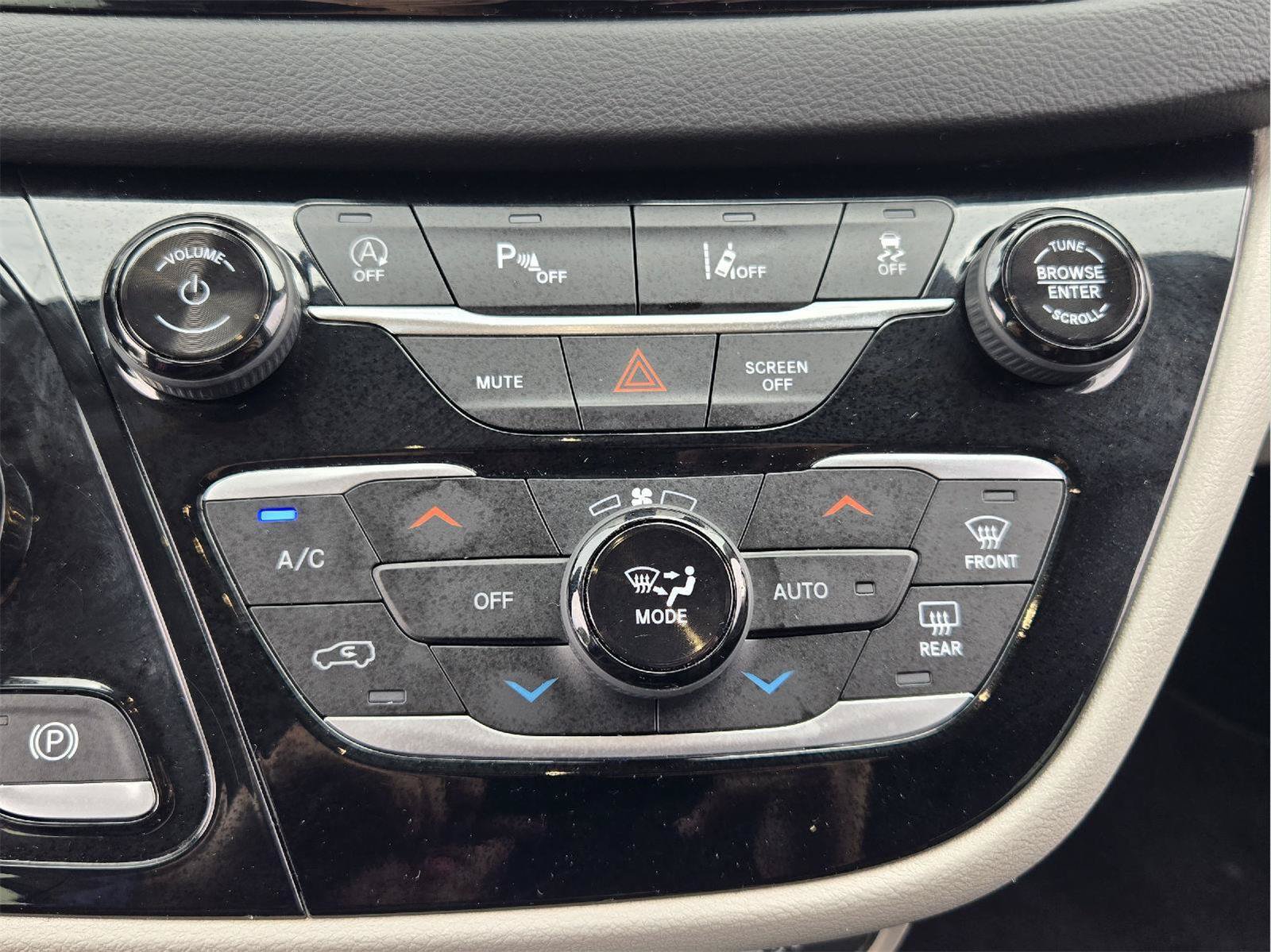 Used 2024 Chrysler Pacifica Touring-L FWD image 14
