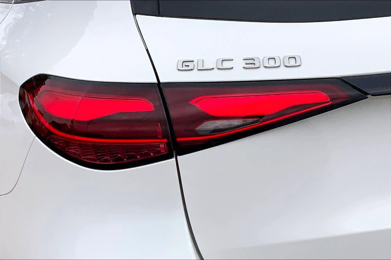 Used 2025 Mercedes-Benz GLC 300 4MATIC image 29
