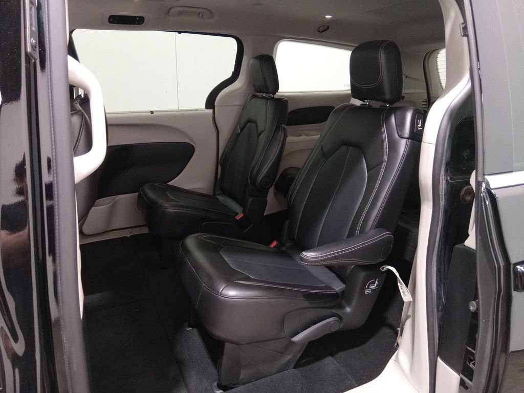 Used 2024 Chrysler Pacifica Touring-L FWD image 14