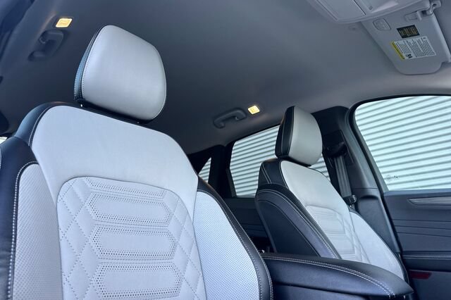 Certified 2023 Ford Escape SE w/ PHEV Premium Package FWD image 17