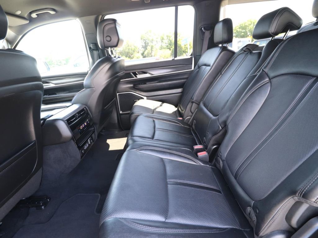 Used 2024 Jeep Wagoneer Series II w/ Flexible Seating Group AWD/4WD image 12