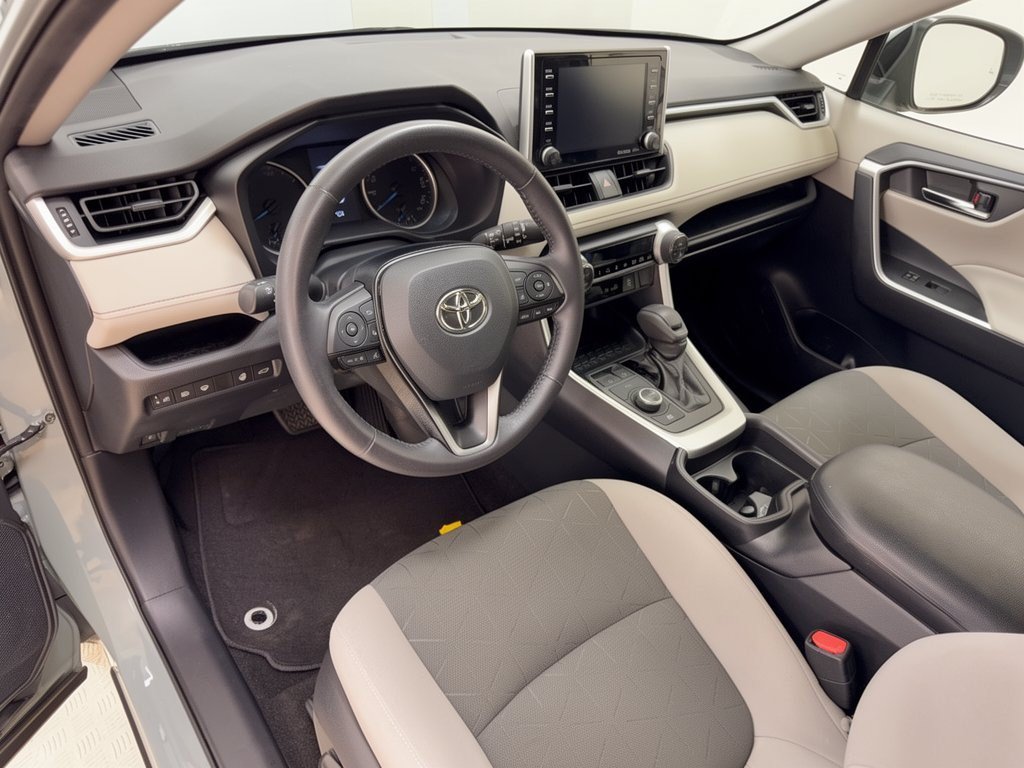 Used 2021 Toyota RAV4 XLE w/ Convenience Package AWD/4WD image 4