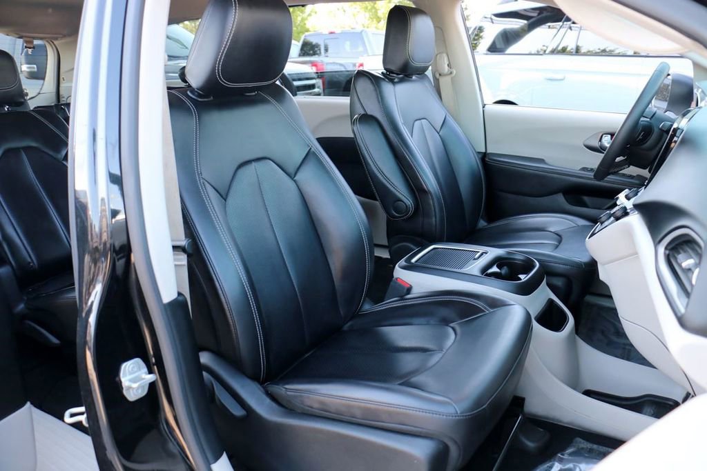 Used 2023 Chrysler Pacifica Touring-L FWD image 28