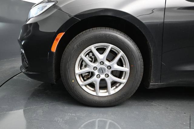 Used 2023 Chrysler Pacifica Touring-L FWD image 17