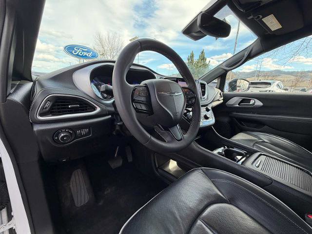 Used 2025 Chrysler Pacifica Limited image 12