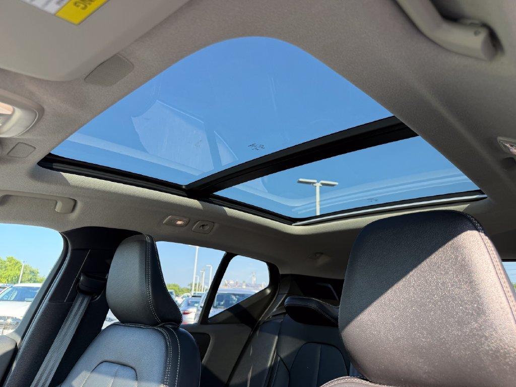 Used 2025 Volvo XC40 B5 Plus AWD/4WD image 15