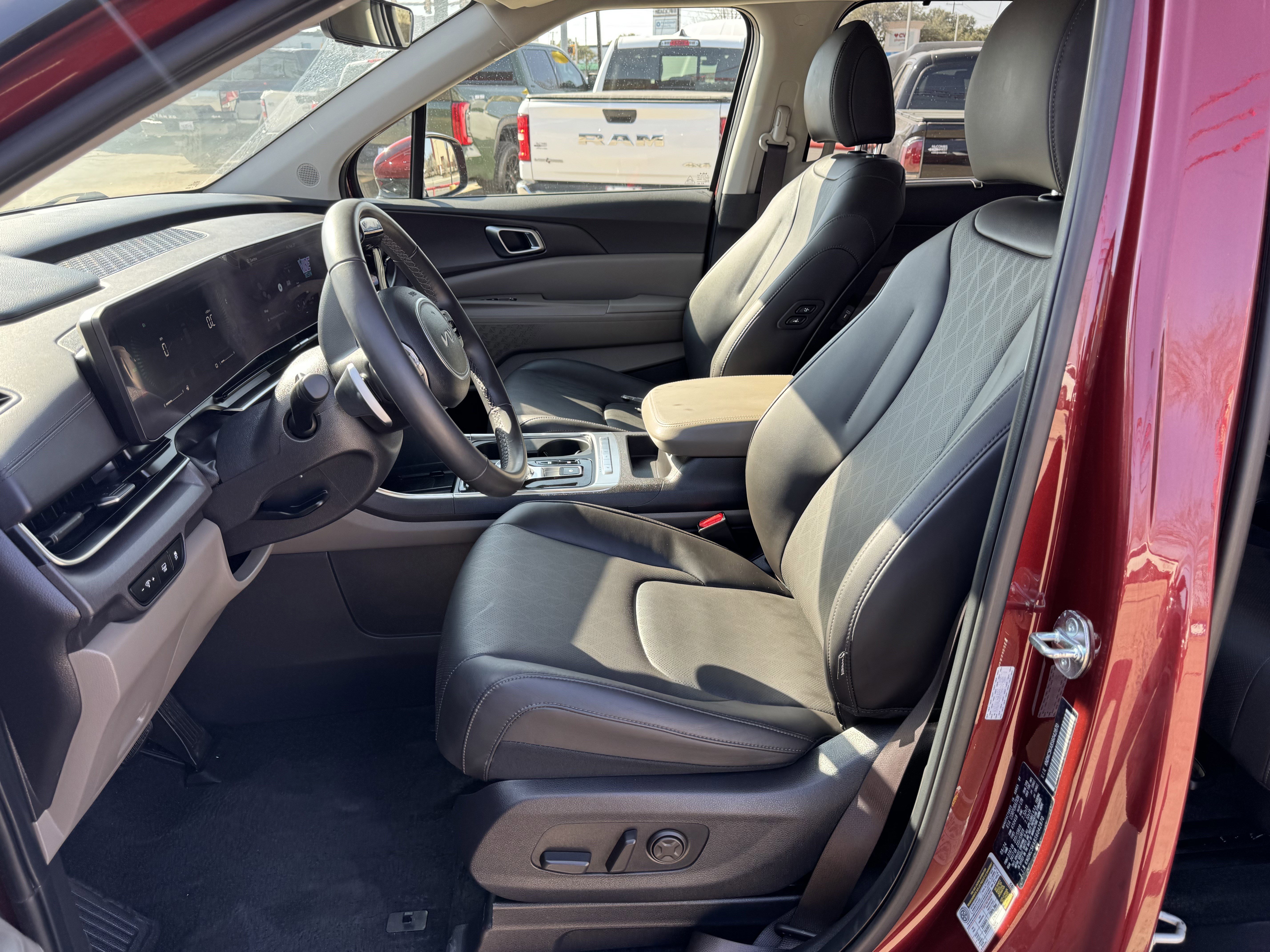 Used 2025 Kia Carnival EX image 16