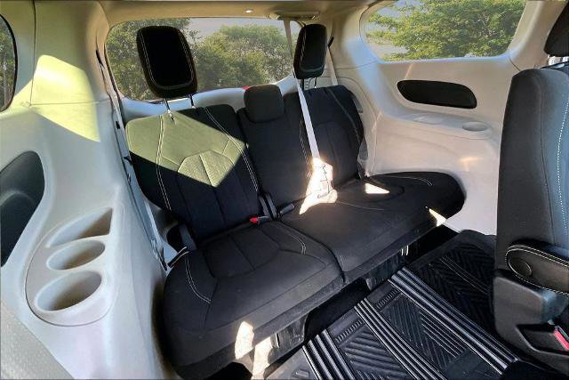 Used 2023 Chrysler Voyager LX image 27