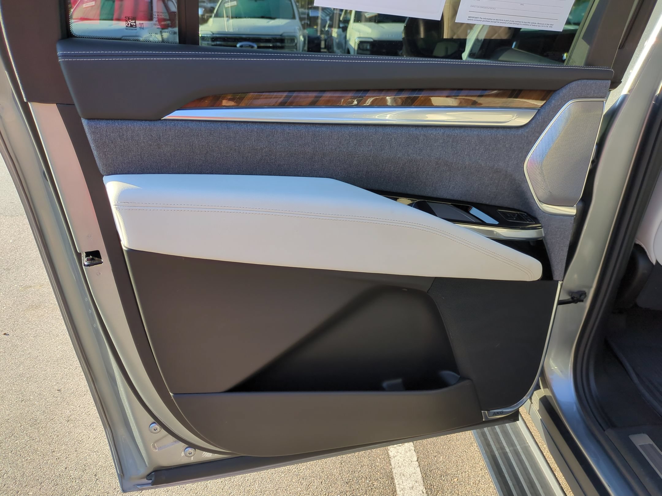 Used 2025 Cadillac Escalade ESV Sport Platinum w/ LPO, Floor Liner Package AWD/4WD image 32