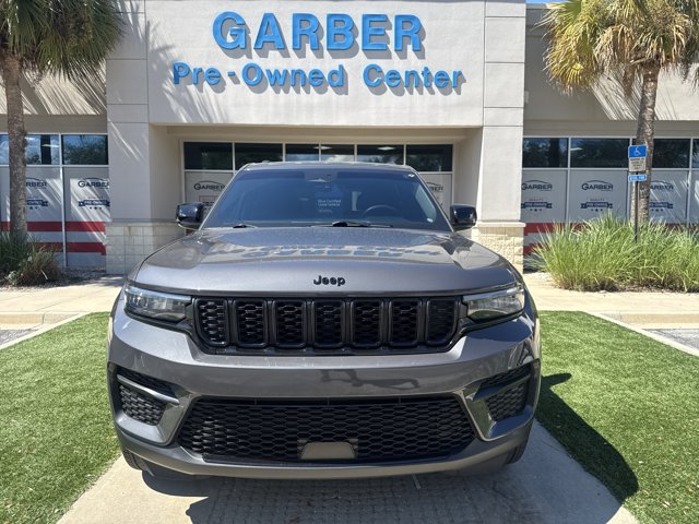 Used 2025 Jeep Grand Cherokee Altitude RWD image 10