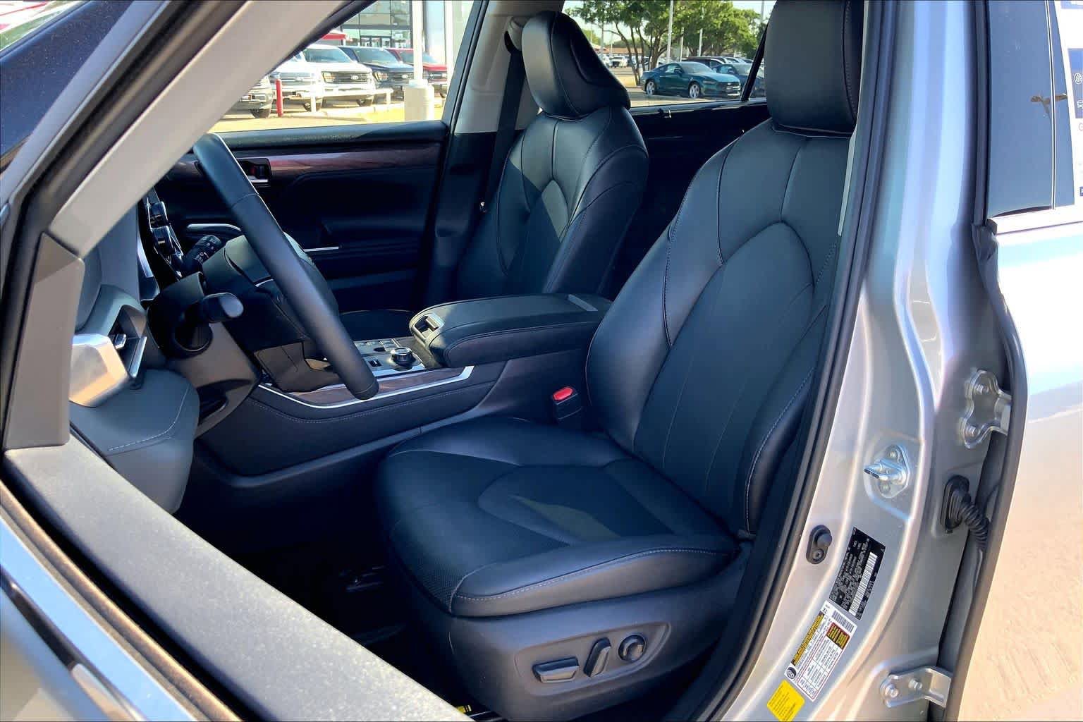 Used 2025 Toyota Highlander Limited AWD/4WD image 8