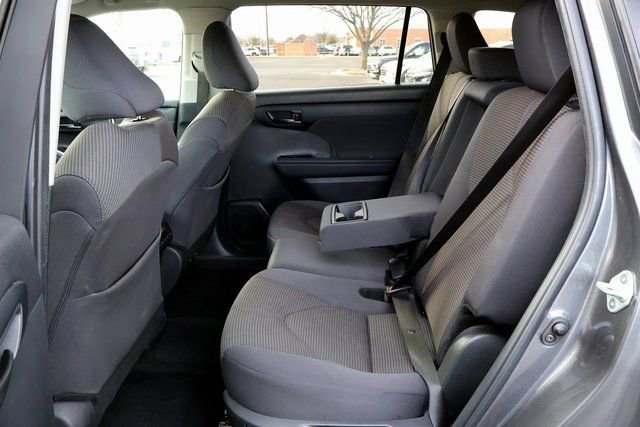 Used 2024 Toyota Highlander LE image 25