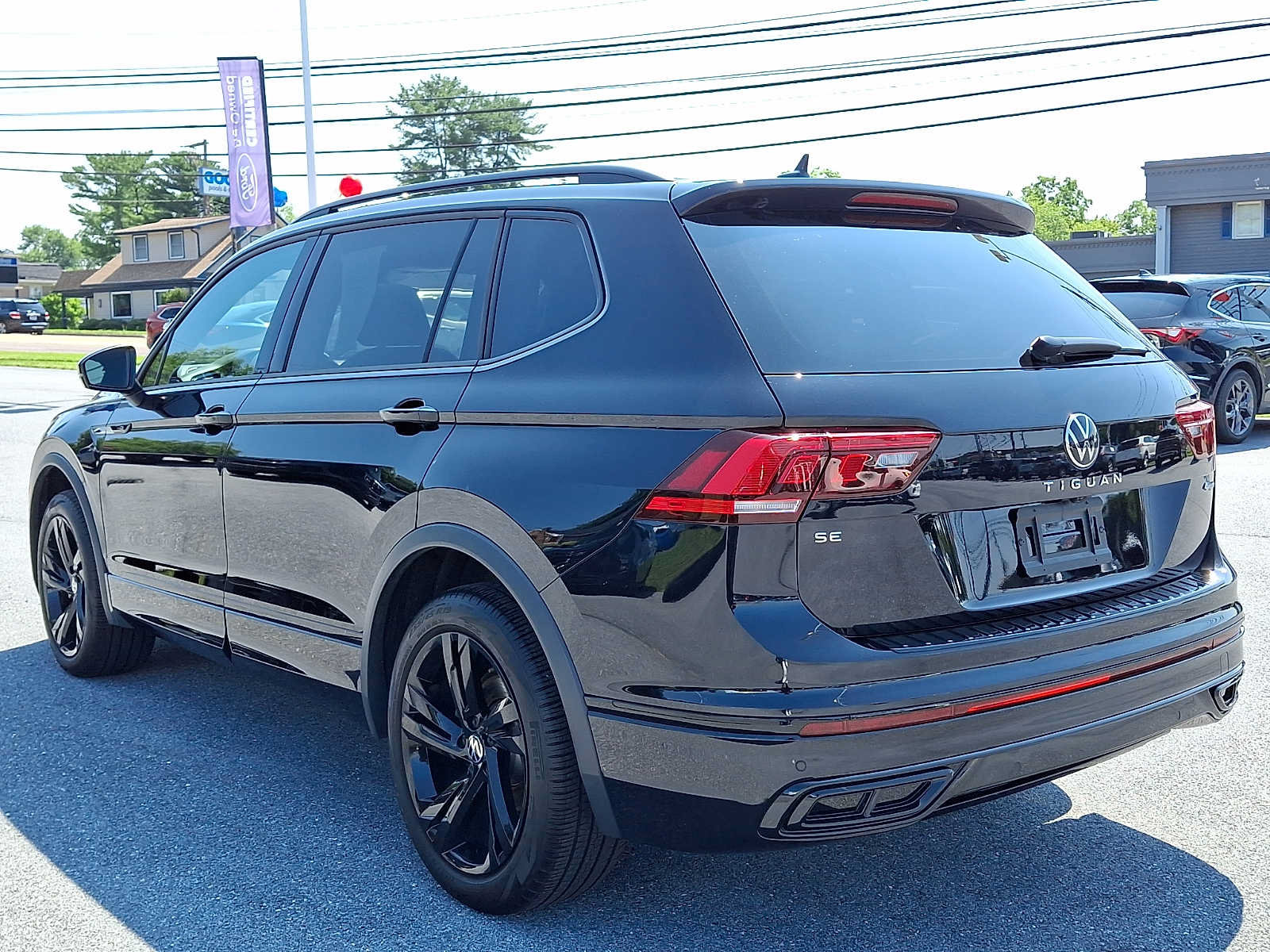 Used 2024 Volkswagen Tiguan SE R-Line AWD/4WD image 4