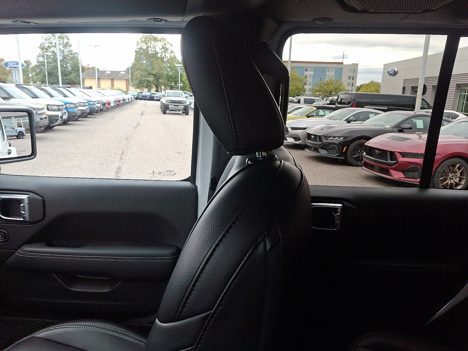 Used 2023 Jeep Wrangler Sahara w/ Cold Weather Group image 17