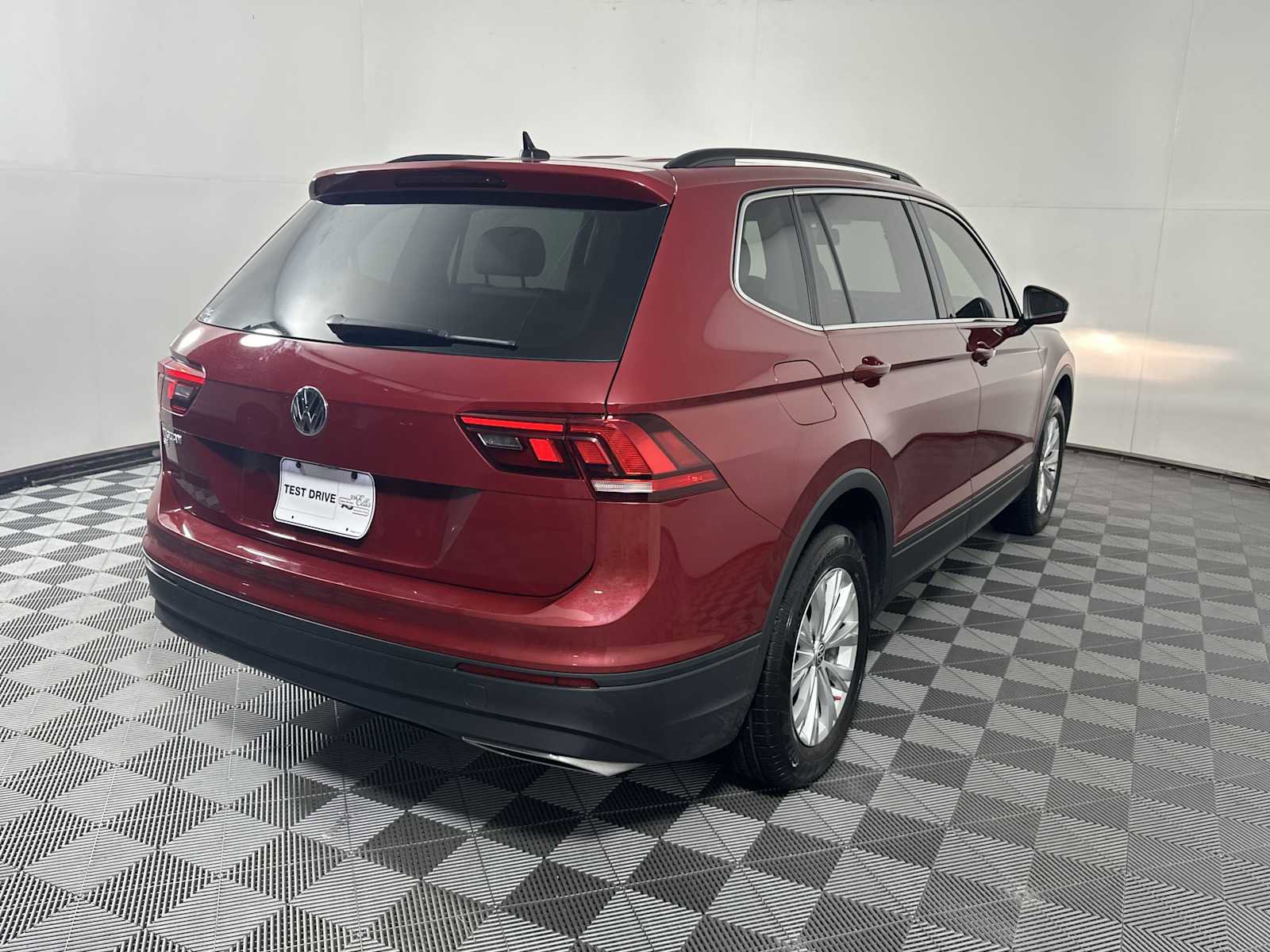 Used 2019 Volkswagen Tiguan SE w/ Panoramic Sunroof Package FWD image 7