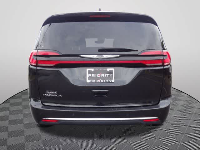 Used 2023 Chrysler Pacifica Touring-L FWD image 3