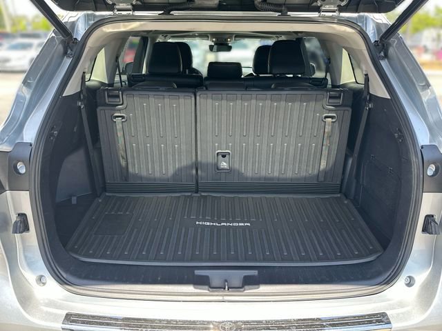 Used 2022 Toyota Highlander XLE FWD image 28