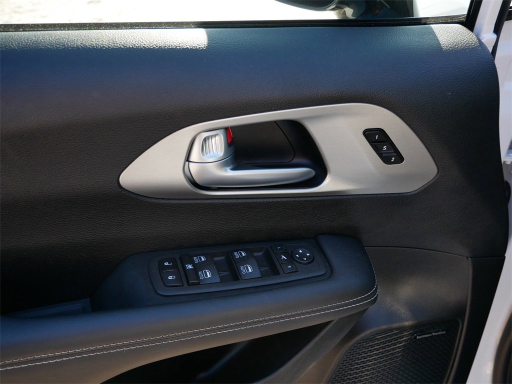 Used 2024 Chrysler Pacifica Limited w/ Uconnect Theater Family Group image 17