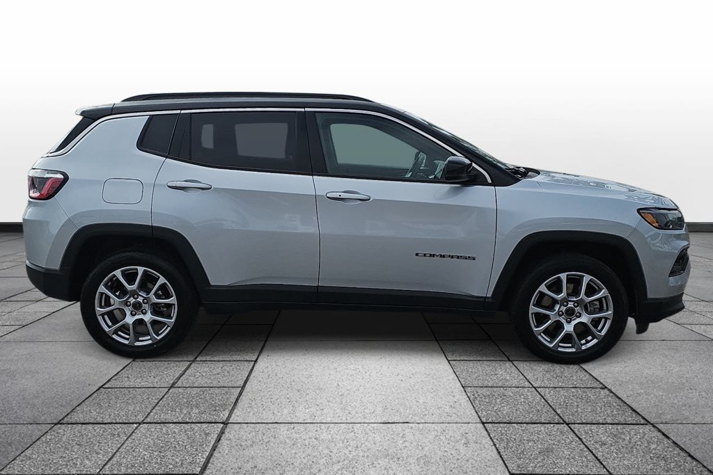 Used 2025 Jeep Compass Limited AWD/4WD image 4
