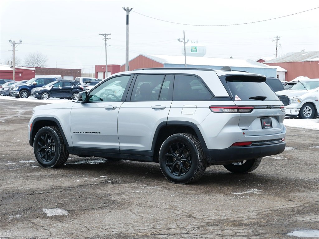 Used 2024 Jeep Grand Cherokee Altitude image 4
