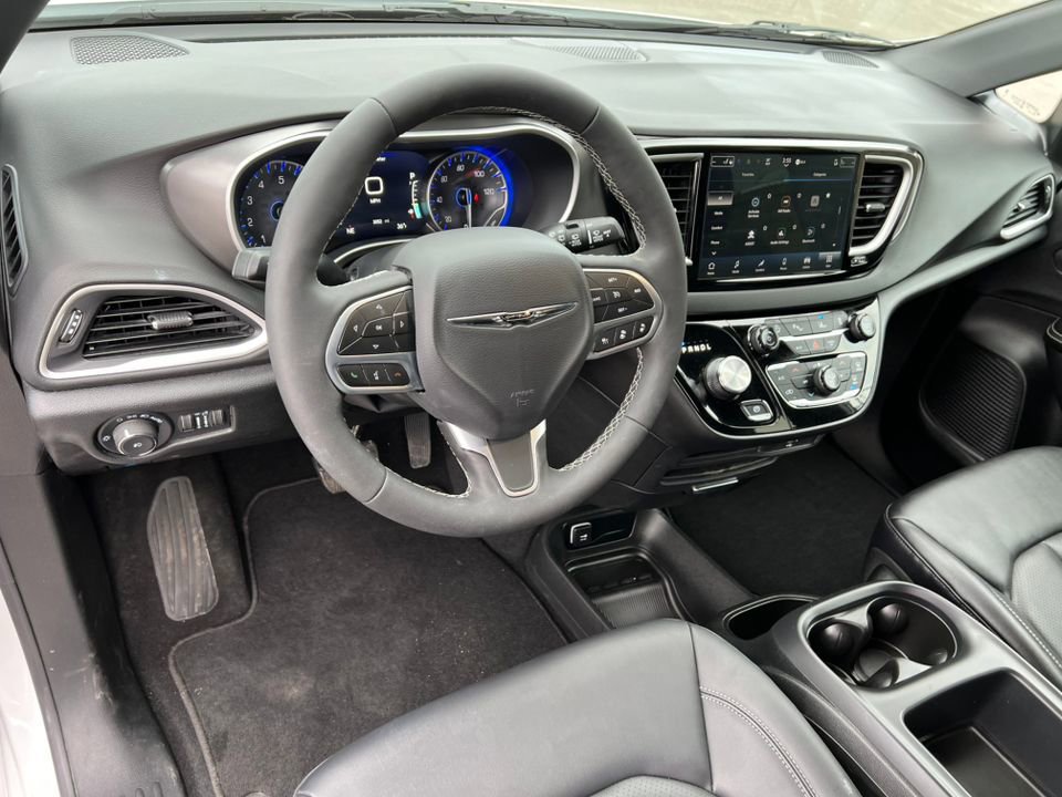 Used 2026 Chrysler Pacifica Select image 21