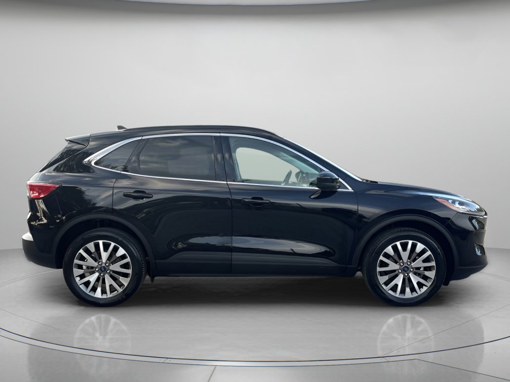 Certified 2022 Ford Escape Titanium image 2