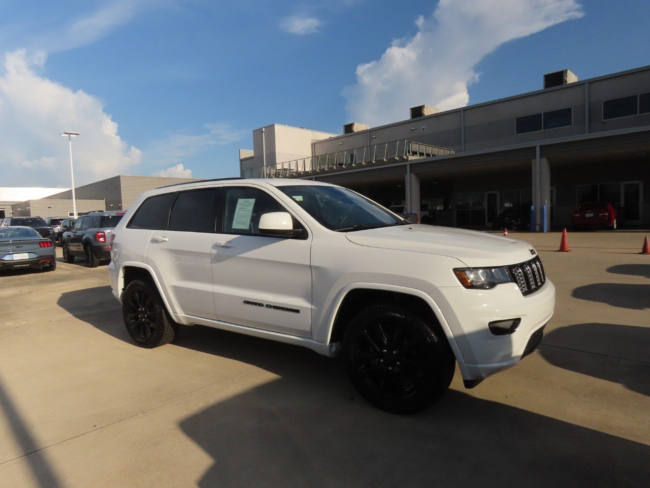 Used 2018 Jeep Grand Cherokee Altitude AWD/4WD image 7