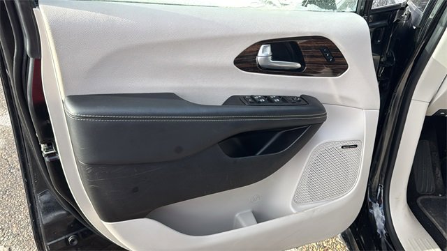 Used 2022 Chrysler Pacifica Limited image 10