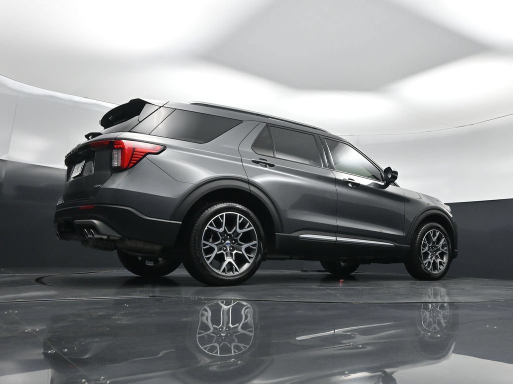 Certified 2025 Ford Explorer Platinum w/ Ultimate Package AWD/4WD image 48