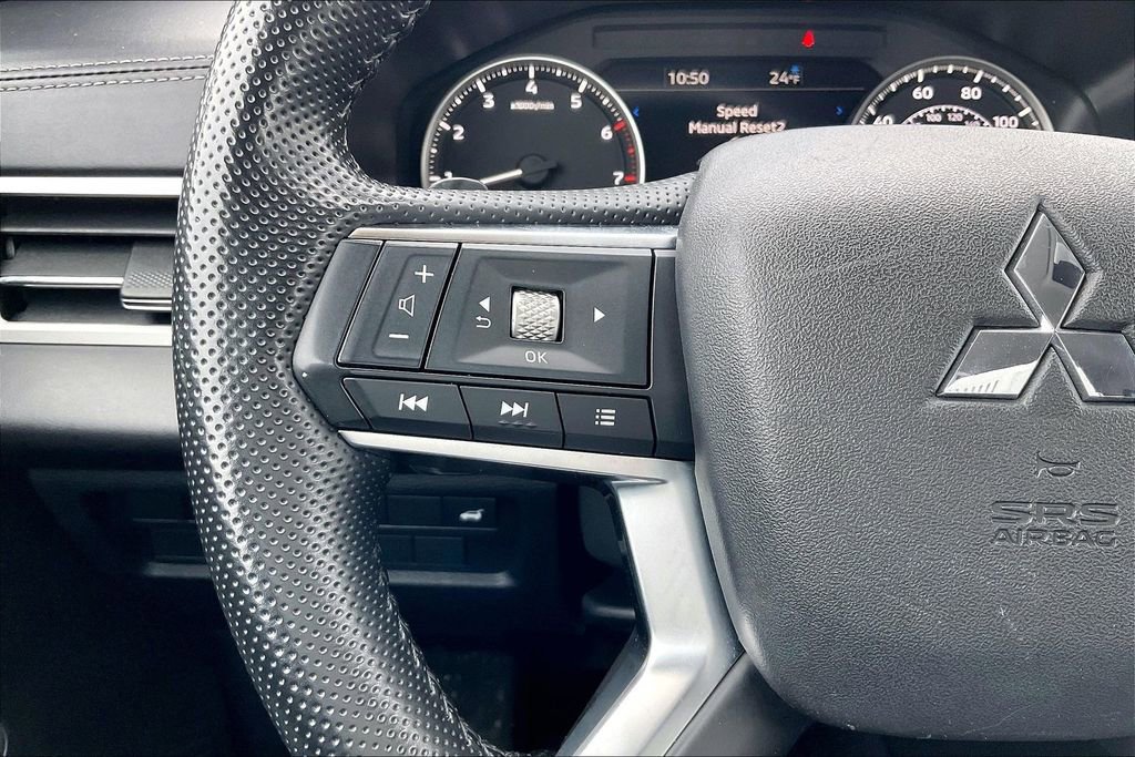 Used 2024 Mitsubishi Outlander SE image 16