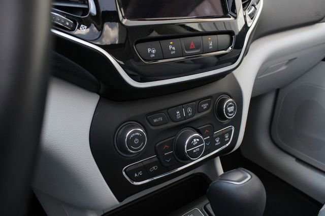 Used 2021 Jeep Cherokee Limited AWD/4WD image 17