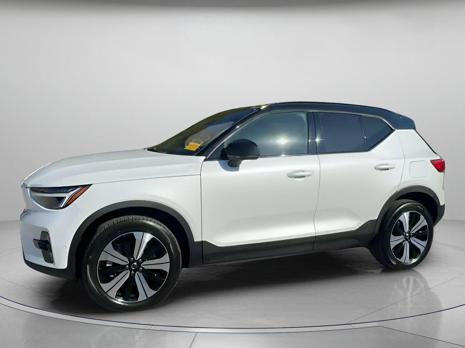 Used 2023 Volvo XC40 Recharge Plus image 7