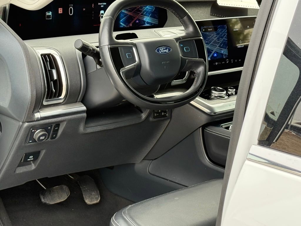 Certified 2025 Ford Expedition Platinum AWD/4WD image 7