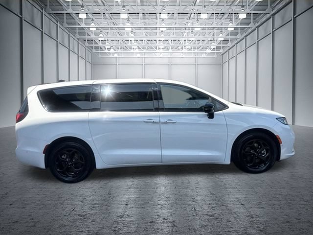 Used 2024 Chrysler Pacifica Limited FWD image 7