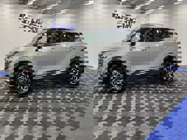 Used 2024 Kia Sportage LX image 3