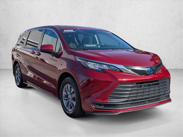 Used 2023 Toyota Sienna LE FWD image 3