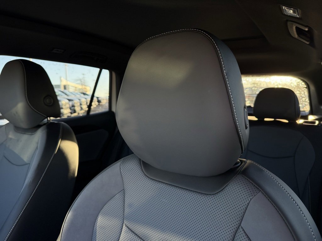 Used 2025 Volkswagen Tiguan SE R-Line image 23