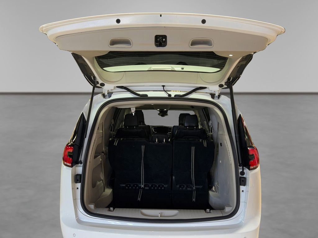 Used 2024 Chrysler Pacifica Touring-L image 15