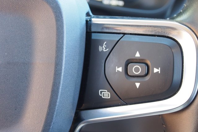 Used 2020 Volvo XC40 T4 Momentum image 23