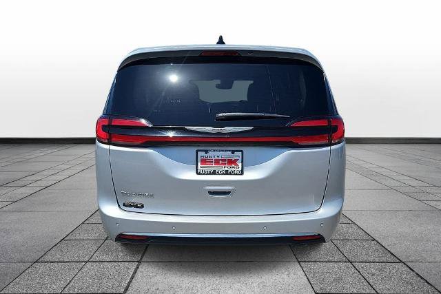 Used 2023 Chrysler Pacifica Touring-L FWD image 6