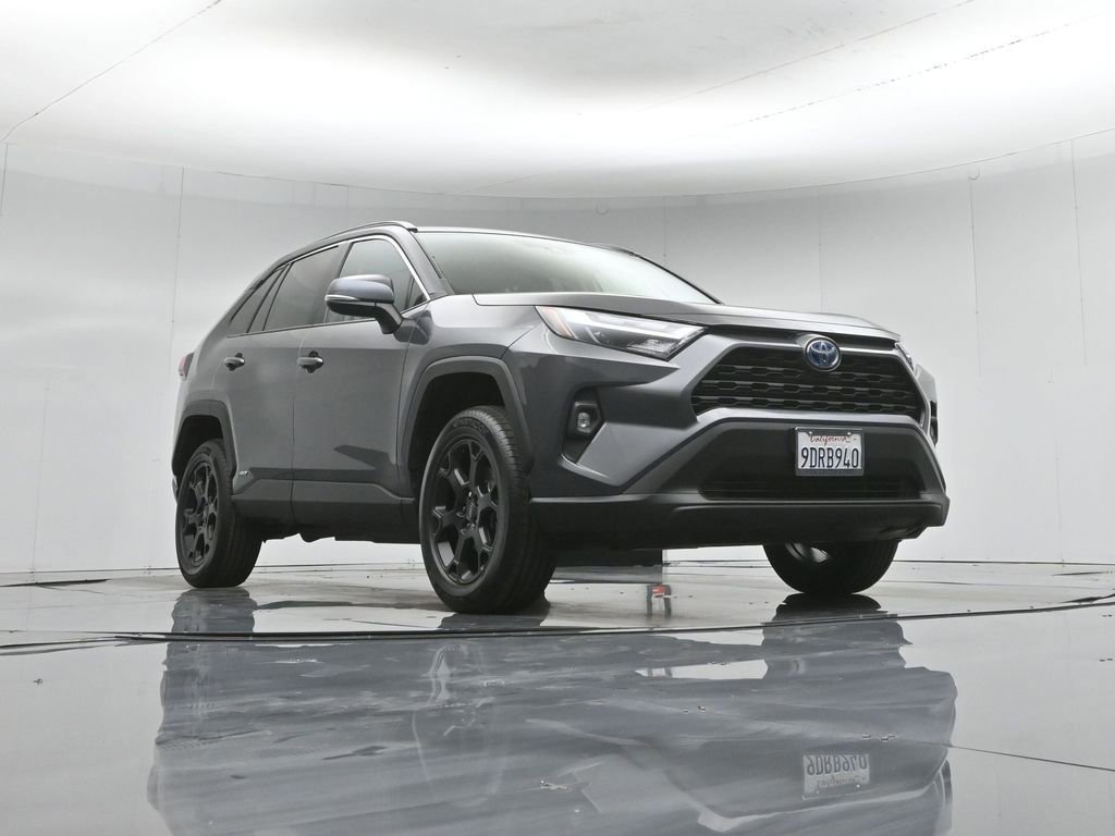 Used 2022 Toyota RAV4 XLE Premium image 5