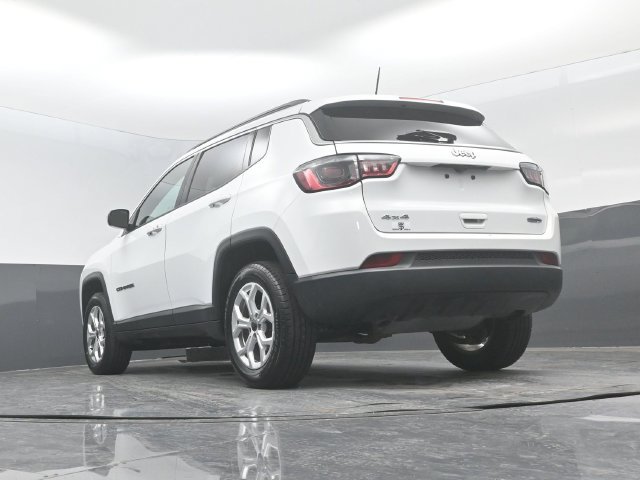 Used 2025 Jeep Compass Latitude w/ Sun & Sound Group AWD/4WD image 24