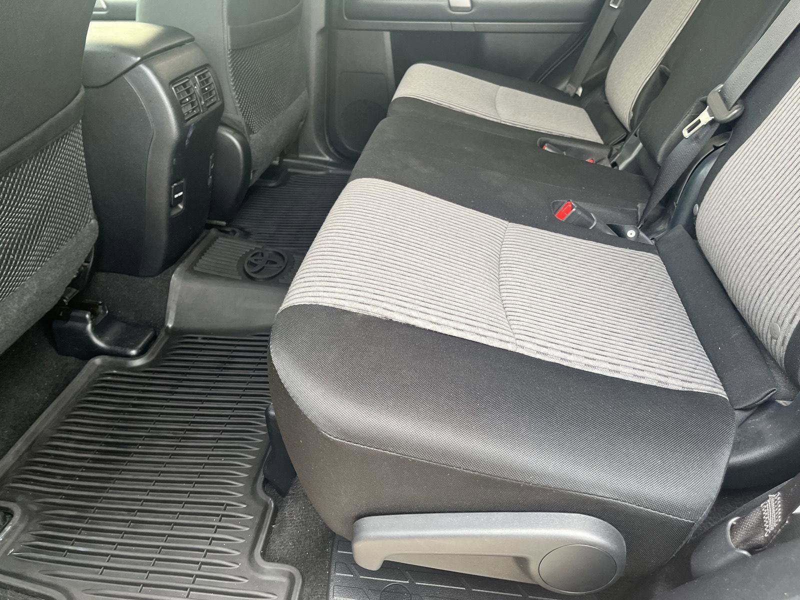 Used 2018 Toyota 4Runner SR5 AWD/4WD image 17