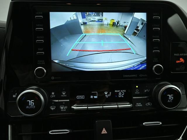 Used 2021 Toyota Highlander XLE AWD/4WD image 17