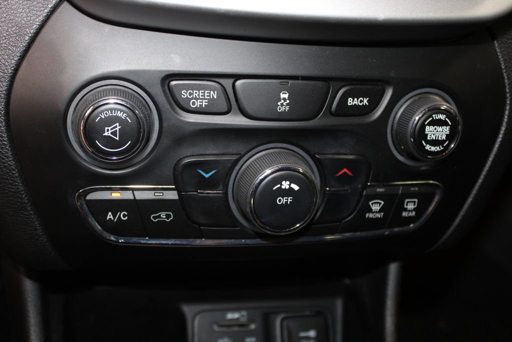 Used 2018 Jeep Cherokee Latitude Plus FWD image 41